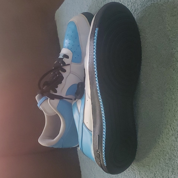 Custom painted Air Force 1's - Picture 5 of 8